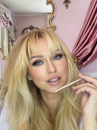 Seznamte se se svou novou nezbytností do vaší kosmetické taštičky, konturovací tužkou na rty Poutliner „Blush Mirage“,...