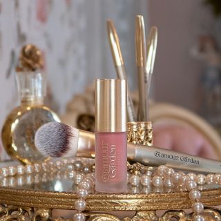 Vaše pleť působí unaveně? Je bez jiskry a jasu? Hledáte vhodný produkt, který to napraví? Máme ho! Je to tekutá tvářenka...