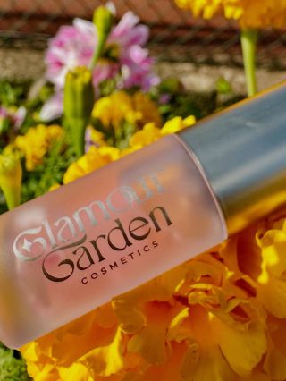 Babí léto teda nic moc, tak si rozjasněte podzimní dny alespoň našim hedvábným olejíčkem na rty Lip Oil Flower Kiss. Dejte...